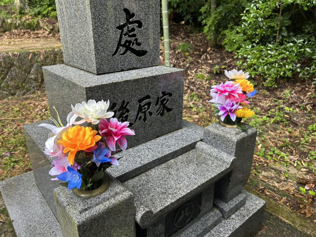お花をお供えした、お参りのあとのお墓