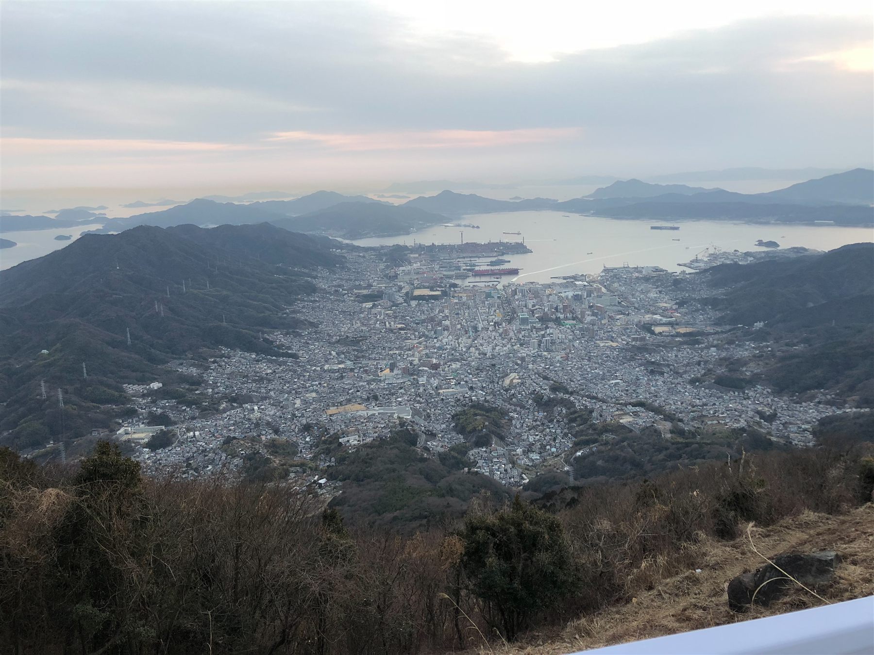山の上から望む、広島の街と瀬戸内の海